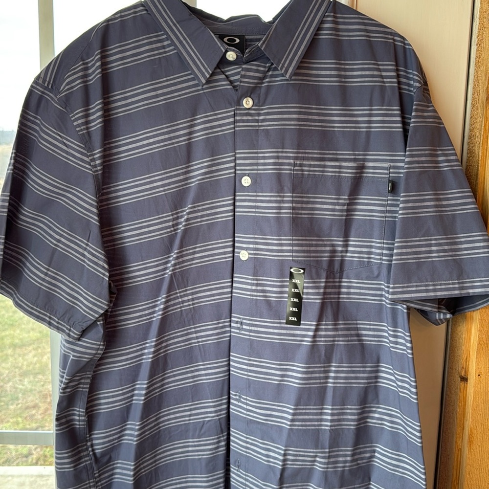 NWT button down Oakley shirt